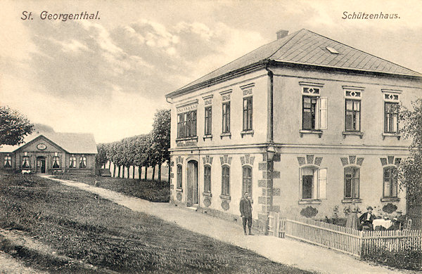 On this picture postcard from the first half of the 20th century the former shooting gallery at the foot of the Křížová hora is shown. In 1960 its bulding collapsed under the burden of masses of snow.