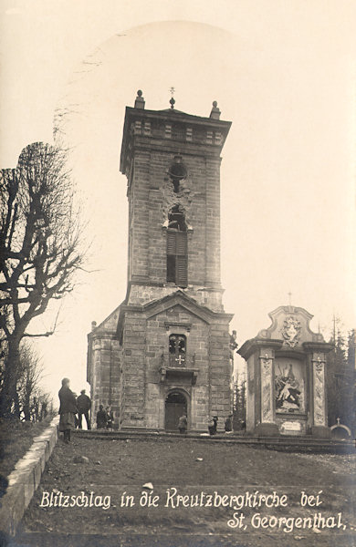 Tato pohlednice zachycuje kapli sv. Kříže na vrcholu Křížové hory, poškozenou úderem blesku v roce 1929.