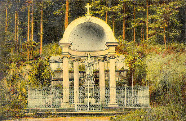 Na kolorované pohlednici z roku 1913 je gloriet se sochou Panny Marie, postavený roku 1869 jako součást poutního místa na Křížové hoře u Jiřetína pod Jedlovou.