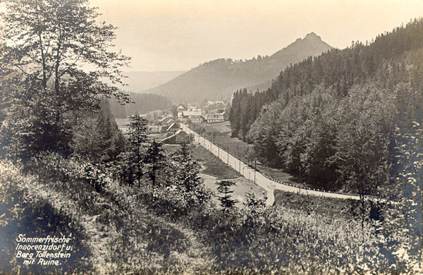 Na této pohlednici z roku 1916 vidíme údolí s osadou Lesné směrem od severu. V pozadí vyčnívá skalní ostroh se zříceninou hradu Tolštejna.