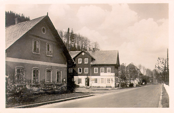 On this picture postcard from after 1945 there is the lower part of Lesné. After the construction of the main road (called the Emperor´s road) several wayside inns had been built here. Some of them had in their names the name of the nearby hill „Stožec“, which also today holds for the boarding-house Starý Stožec in the middle of the card.