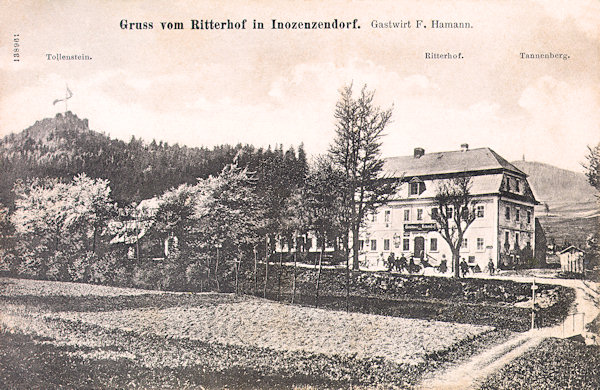 Na pohlednici z počátku 20. století vidíme tehdejší hostinec „Rytířský dvůr“. V pozadí vlevo vyčnívá skála se zříceninou hradu Tolštejna.