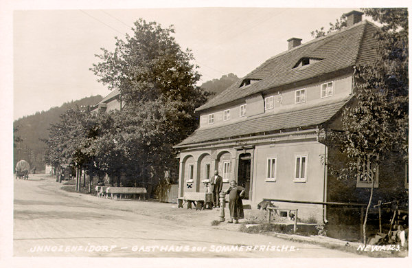 This picture postcard from 1926 shows the till now standing house in which formerly was the restaurant „Zur Sommerfrische“.