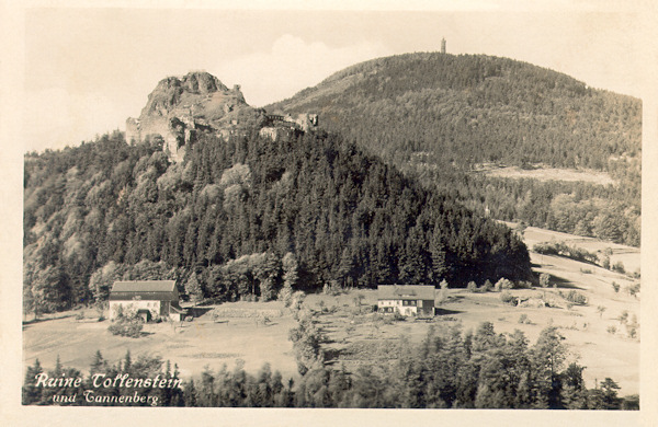 Diese Ansichtskarte zeigt den Blick von Osten auf den Felsklotz mit der Ruine der Burg Tolštejn (Tollenstein). Im Hintergrund der Berg Jedlová (Tannenberg).