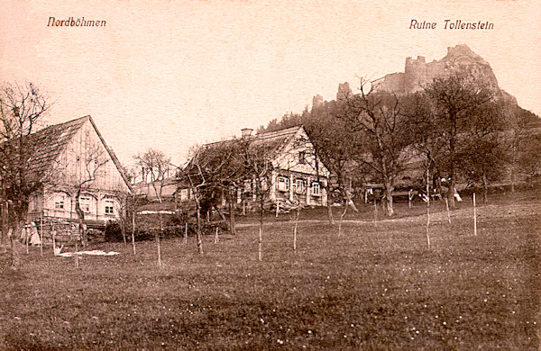 Diese Ansichtskarte aus dem Jahre 1914 zeigt alte Umgebindehäuser auf dem Nordhange unter der Ruine der Burg Tolštejn (Tollenstein).