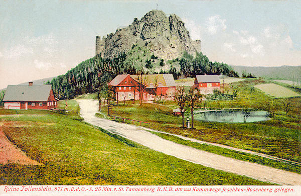 Auf dieser Ansichtskarte aus dem Jahre 1901 ist unterhalb des Burgfelsens mit der Ruine Tolštejn (Tollenstein) auch das alte Erbgericht zu sehen.