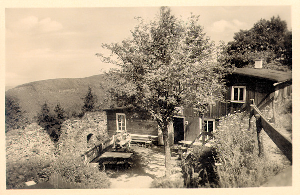 This picture postcard from 1954 shows the formerly renowned restaurant in the ruins of castle Tolštejn which a long time had been run by the family Münzberger. After a long period of desolation it was reconstructed and is open again.
