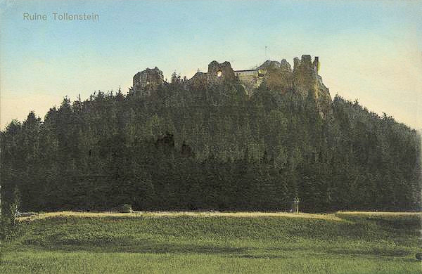 Diese Ansichtskarte zeigt die Anhöhe mit der Ruine der Burg Tolštejn (Tolenstein) von Norden gesehen.