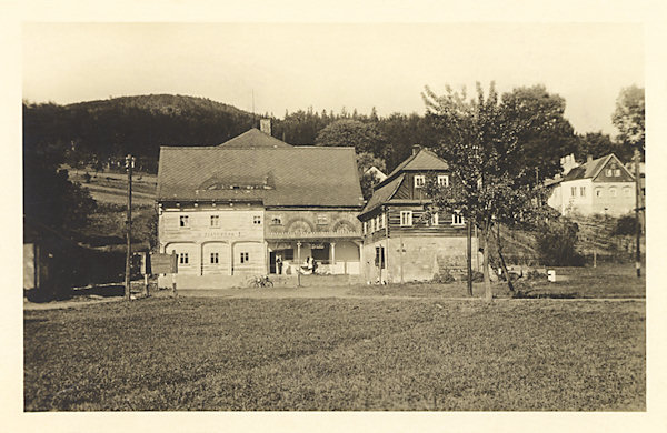 This picture postcard shows the former village mayor's office of Dolní Falknov founded in 1668, the parental house of the famous geologist and mineralogist F. X. M. Zippe. Till after World War Two in the house there was the „Gold digger's inn“ but soon the house went to wreck and was demolished in 1963.