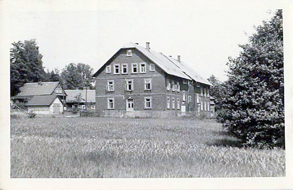 This picture postcard shows the buidings of the present Home for physically handicaped persons in the centre of the village. At present its brickwork is already covered by a warming-up cover with plastering.