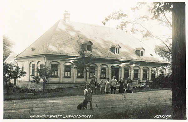 Diese historische Ansichtskarte vom Jahre 1910 zeigt die ehemalige Gaststätte im Sattel Křížový buk (Kreuzbuche).