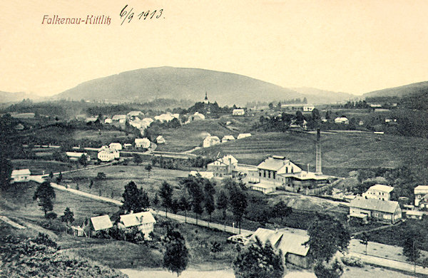 This picture postcard from 1913 shows the already extinct glass factory Rudolfhütte and the more distant centre of Kytlice with the church. The houses in the foreground belong already to Dolní Falknov.