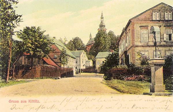 Tato pohlednice z počátku 20. století zachycuje střed obce s novou školní budovou (vpravo). V pozadí je kostel sv. Antonína Paduánského.