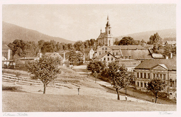 On this picture postcard from the nineteen-thirties you see the village centre of Kytlice with the church. At the road in the foreground there is the former Vetter's inn.