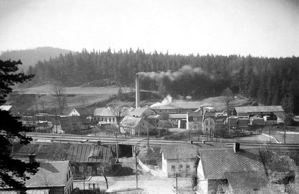 Pohlednice z doby kolem roku 1940 zachycuje bývalou Eschlerovu pilu za nádražím.