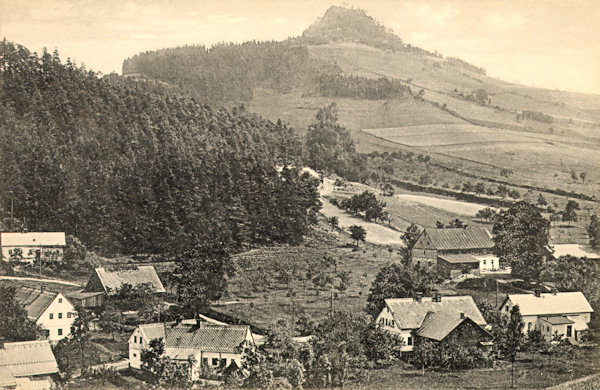 Pohlednice z roku 1925 zachycuje několik domků Dolního Prysku s dominantou Středního vrchu v pozadí.