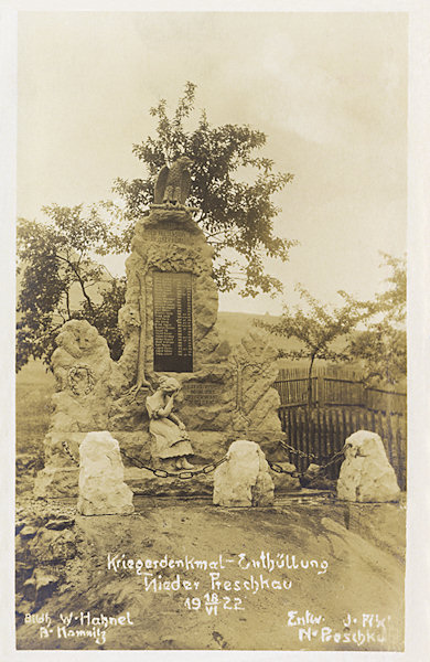 Tato pohlednice byla vydána při příležitosti slavnostního odhalení památníku padlým 18. června 1922. Dosud zachovalý pomník stojí na křižovatce u školy.