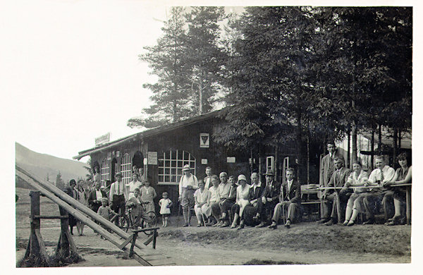 Na pohlednici z roku 1931 vidíme bývalou výletní restauraci „Herdsteinbaude“, která stávala v lesích pod Středním vrchem.