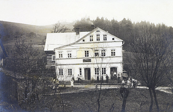 Na této pohlednici je bývalé zámečnictví Augusta Wenzela poblíž hřiště v dolní části obce. Jeho budova se dodnes dochovala v téměř nezměněné podobě.
