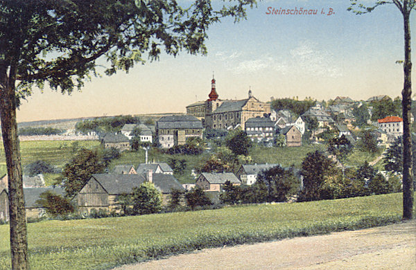 Tato pohlednice Kamenického Šenova z roku 1913 zachycuje střední část města s kostelem z hlavní silnice od České Kamenice.