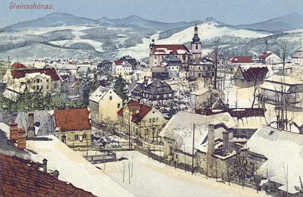 Zimní pohlednice z roku 1912 zachycuje střední část Kamenického Šenova s vrcholky Lužických hor v pozadí.