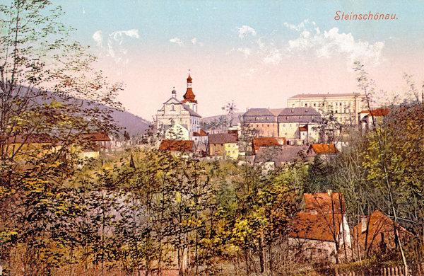 Na pohlednici Kamenického Šenova z doby kolem roku 1912 je kostel sv. Jana Křtitele s okolními domy a budovou školy v pozadí.