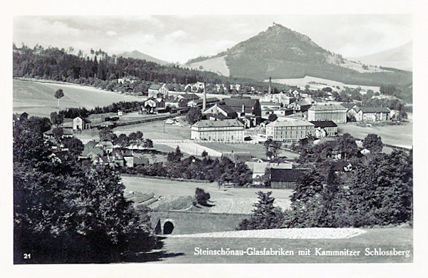 Tato pohlednice z roku 1939 zachycuje část města se sklárnami u dolního nádraží. V pozadí je Zámecký vrch se zříceninou Kamenického hradu.