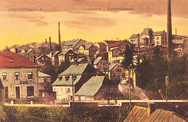 Na této pohlednici vidíme část města nad mostem hlavní silnice. Vpravo nahoře je výrazná budova lustrařské továrny Eliase Palmeho.