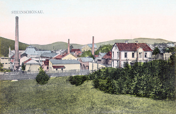 Tato pohlednice z roku 1919 zachycuje areál lustrařské továrny Eliase Palmeho zezadu.