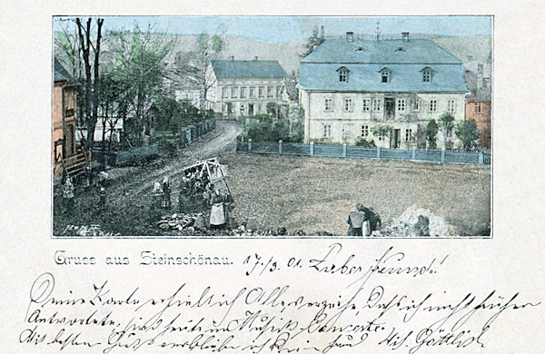 Pohlednice z roku 1901 zachycuje jihozápadní roh náměstí s dosud dochovaným domem čp.51, postaveným někdy před rokem 1787.