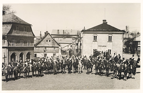 Pohlednice ze 30. let 20. století zachycuje účastníky tradiční velikonoční jízdy v rohu náměstí před městským muzeem a spořitelnou KdD (Kreditanstalt der Deutschen). Ani jedna z těchto budov dnes již nestojí.