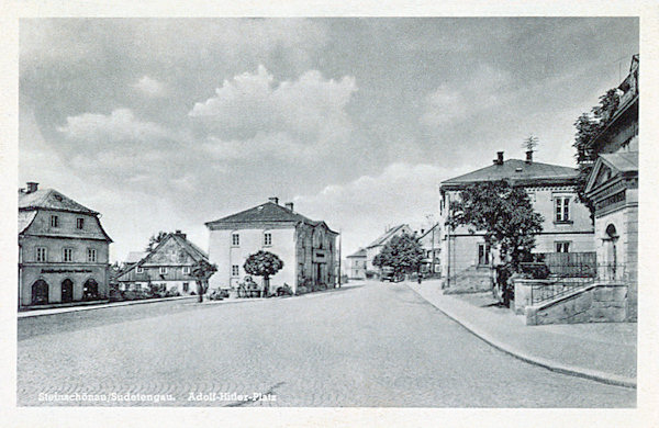 Tato pohlednice z druhé světové války zachycuje náměstí s městským muzeem uprostřed. Muzeum i oba domy vlevo od něj byly později zbořeny a dodnes tu zůstala už jen budova pošty na pravé straně.