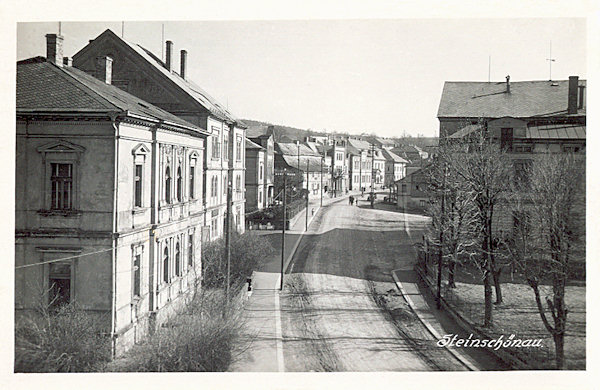 Pohlednice z roku 1931 zachycuje původně souvislou řadu domů na východní straně náměstí. Vpravo vidíme bývalý hotel Mercantile.