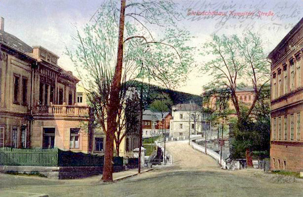 Na této pohlednici je střední část Kamenického Šenova s hlavní silnicí z České Kamenice, stoupající za mostem k Práchni. V pozadí vyčnívá budova školy a vlevo od ní Šenovský vrch.