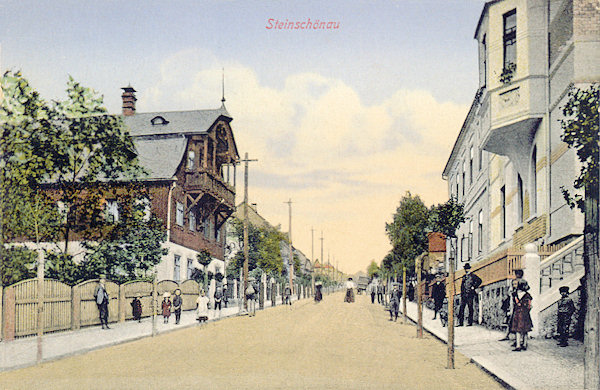 Pohlednice Kamenického Šenova z roku 1916 zachycuje hlavní ulici, vedoucí z náměstí směrem na Prácheň a Nový Bor. Na levé straně je dům sklářské rodiny Eliase Palmeho.