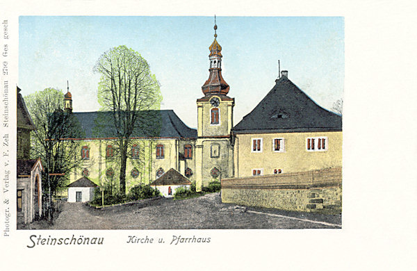 Tato pohlednice z počátku 20. století zachycuje prostranství u kostela sv. Jana Křtitele. Vpravo vidíme budovu fary ještě před přestavbou do dnešní podoby.