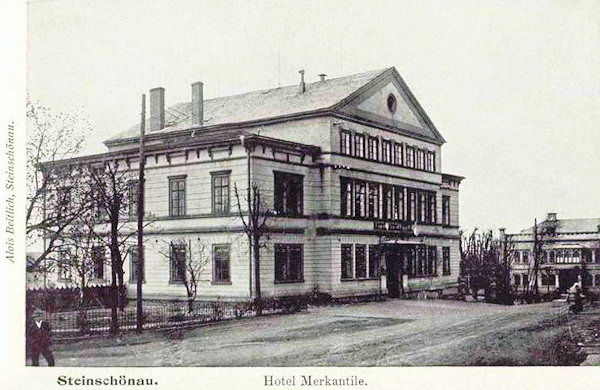 Na nedatované pohlednici je bývalý hotel Mercantile na náměstí, upravený později na zdravotní středisko s lékárnou.