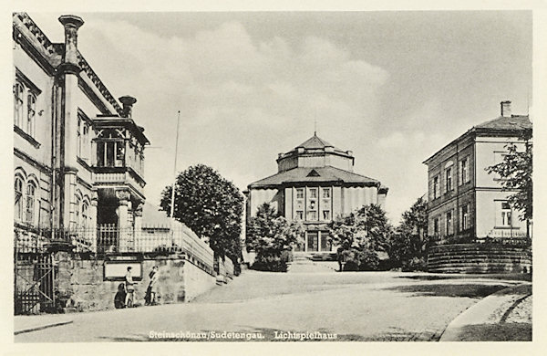 Na této pohlednici uprostřed vidíme novostavbu divadla a kina, otevřenou 27. října 1927. V popředí vlevo je budova nynějšího městského úřadu, jejíž vzhled byl však poválečnou modernizací zcela změněn.