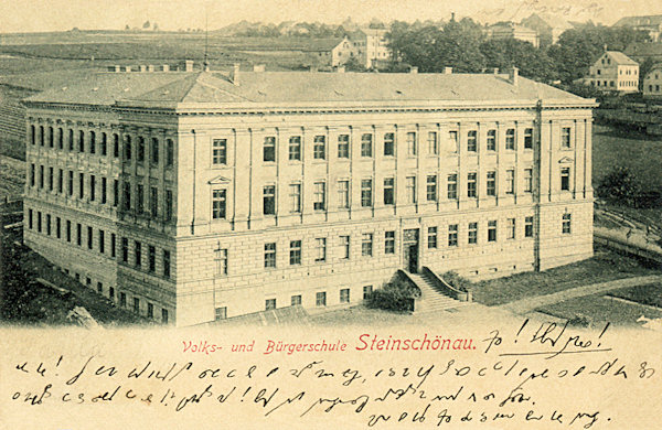 Tato pohlednice zachycuje výstavnou budovu obecné a měšťanské školy, postavenou v roce 1893 na svahu nad kostelem.