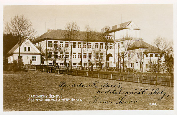 Na pohlednici z roku 1927 vidíme tehdy nově postavenou českou školu v dolní části města.