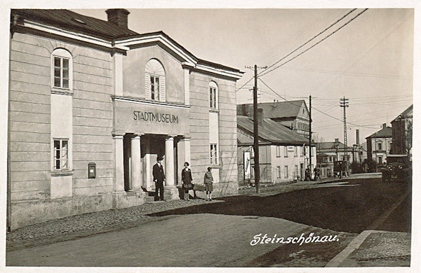 Tato pohlednice z roku 1930 zachycuje dnes již zbořenou budovu městského muzea na náměstí.