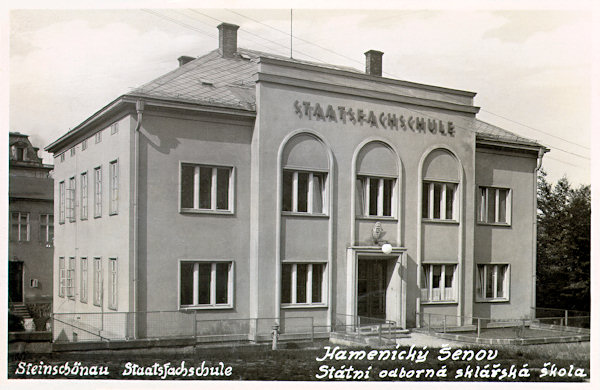 Tato pohlednice ze 30. let 20. století zachycuje budovu sklářské odborné školy v Kamenickém Šenově po její přestavbě roku 1905.