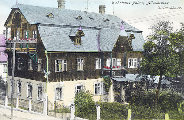 Tato pohlednice zachycuje pozoruhodný dům sklářské rodiny Eliase Palmeho, stojící dodnes v hlavní ulici nad náměstím.