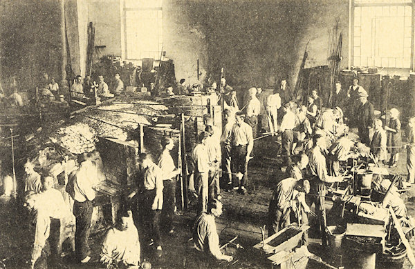 Tato pohlednice zachycuje práci dělníků ve sklářské huti bratří Jílků někdy kolem roku 1925.