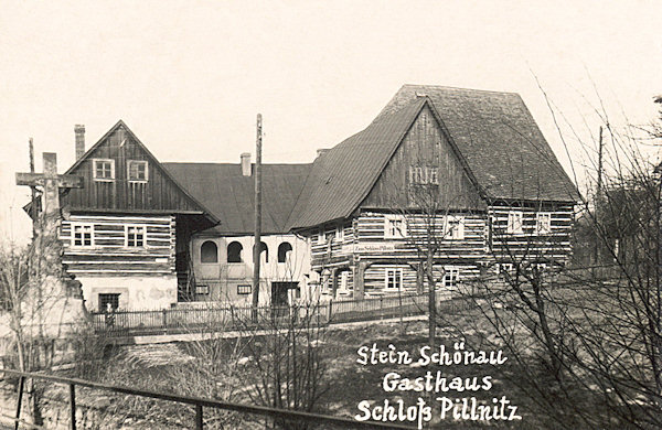 Na této pohlednici z druhé světové války je bývalý hostinec „Schloss Pillnitz“ v dolní části Kamenického Šenova. Jeho budova dodnes stojí, jen mohutný kamenný kříž vlevo už neexistuje, protože jej v roce 1948 strhla povodeň.