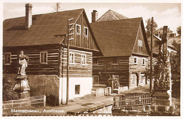 Na pohlednici z roku 1926 je tehdejší hostinec „Schloss Pillnitz“ v dolní části města. V popředí vlevo stojí socha sv. Anny a naproti ní větší socha Ukřižovaného, zničená povodní v roce 1948.