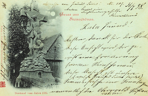 Tato pohlednice z konce 19. století zachycuje mohutnou sochu Ukřižovaného, která stávala u bývalého hostince „Schloss Pilnitz“ v dolní části města. Krásné sousoší bylo strženo povodní v roce 1948.