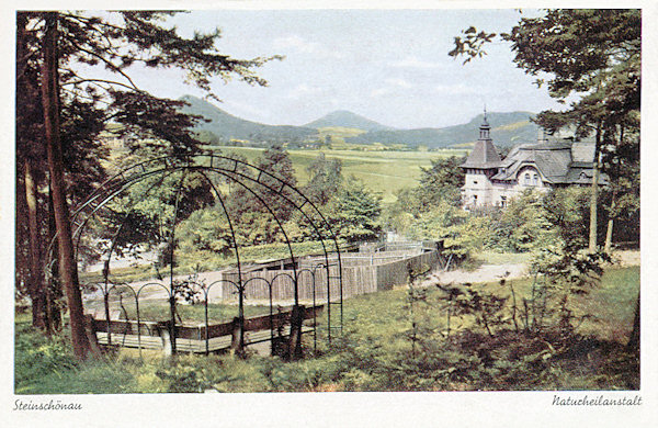 Na pohlednici Kamenického Šenova z druhé světové války je zobrazen areál přírodních lázní pod Šenovským vrchem. Dnes je zde penzion Tavba.