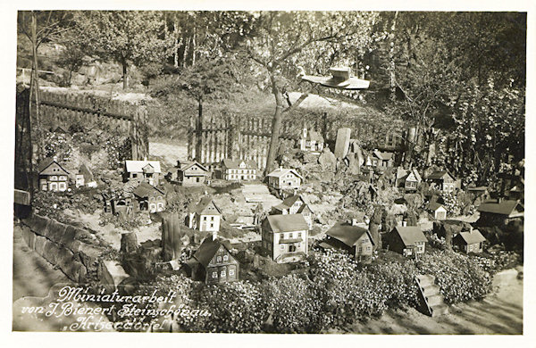 Na této pohlednici vidíme část miniaturní vesničky „Krisendörfel“, která bývala na zahradě domku J. Bienerta v Dolním Šenově.