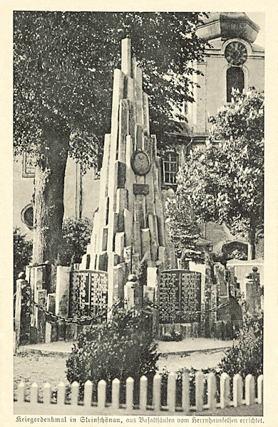 Tato pohlednice zachycuje válečný památník v parčíku u kostela po doplnění desek se jmény padlých z 1. světové války.
